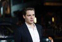 Aktor Dominic Sherwood juga hadir di acara tersebut. REUTERS/Mario Anzuoni.