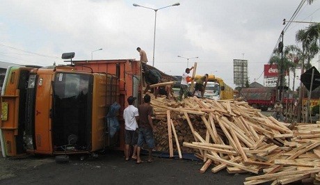 Truk Bermuatan Kayu Terguling di Kendal, Macet Hingga Semarang