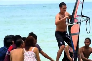 Mike Lewis & Tya Ariestya Bersihkan Sampah di Gili Bintang