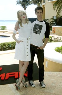 Emma Stone memberi inspirasi Anda untuk tampil kasual namun tetap stylish saat berkencan. Ia mengenakan atasan berkerah yang dipadukan bersama rok berkancing dari Dolce & Gabbana. Strappy heels kehijauan dari Brian Atwood serta pulasan lipstik merah, menyuntikkan warna segar dalam paduan putih tersebut.