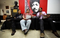 Hadir dalam deklarasi tersebut (ki-ka) Muradi dari Pusat Studi Politik dan Keamanan Unpad Bandung (Kiri) , Bharata Ibnu Reza dari Imparsial (Tengah) dan Hariz Azhar dari KontraS (Kanan).