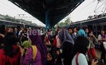Penumpukan Penumpang di Stasiun Pasar Minggu