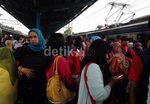 Penumpukan Penumpang di Stasiun Pasar Minggu