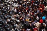 Dalam skenario gladi resik tersebut polisi bentrok dengan pengunjuk rasa.