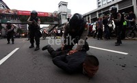 Digambarkan beberapa orang pengunjuk rasa diamankan.