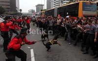 Polisi mengerahkan anjing pelacak untuk menghalau pendemo.