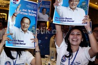     Pendukung Endiartono Sutarto datang dengan membawa sejumlah poster.