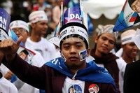    Para pendukung capres konvensi Partai Demokrat menyemarakkan debat tersebut.