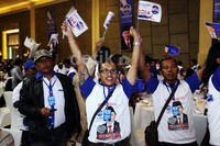 Pendukung Marzuki Alie juga datang. Mereka datang dengan mengenakan kaos bergambar Marzuki Alie.