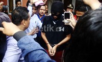 Ido dihadirkan dengan tangan diborgol. Selain itu, Ido juga memakai penutup wajah. Lamhot Aritonang/detikFoto.