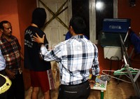 Polisi melakukan olah TKP di rumah berwarna merah muda itu untuk memastikan pembunuhan terjadi pada tanggal 22 Januari 2014 lalu. Lamhot Aritonang/detikFoto.