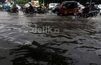 Banjir diakibatkan oleh hujan dan kurang maksimalnya drainase di kawasan ini. 