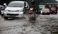 Para pengendara baik motor maupun mobil nekat menerobos banjir.