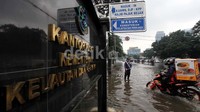 Jalan di depan kantor Kementerian Kelautan dan Perikanan terendam banjir.