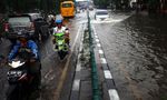 Banjir Setinggi 60 Cm Genangi Jalan Sutomo
