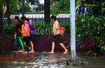 Banjir Setinggi 60 Cm Genangi Jalan Sutomo