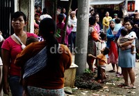 Ratusan orang menyaksikan olah TKP pembunuhan Feby Lorita. Lamhot Aritonang/detikFoto.