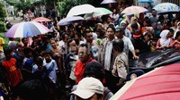 Meski gerimis datang, warga tetap antusias. Lamhot Aritonang/detikFoto.