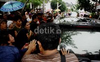 Warga sempat menyoraki pelaku saat meninggalkan tempat perkara yang mengunakan mobil Toyota Avanza hitam F1659 CJ. Lamhot Aritonang/detikFoto.