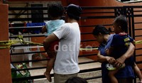 Polisi melakukan olah TKP di rumah berwarna merah muda itu untuk memastikan pembunuhan terjadi pada tanggal 22 Januari 2014 lalu. Lamhot Aritonang/detikFoto.