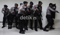 Digambarkan sejumlah anggota kepolisian berusaha menyematkan sandera di Gedung Bawaslu, Jakarta Pusat.