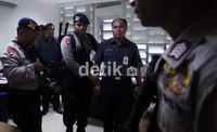 Dalam aksi ini kepolisian berhasil menyelamatkan 2 anggota komisioner bawaslu yang disandera.