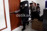 Aksi ini merupkana gladi bersih pengamanan Bawaslu menjelang pemilu.