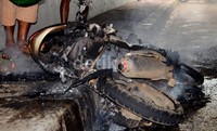 Motor keluar asap dan langsung terbakar saat tengah dikendarai oleh seorang ibu.