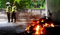 Api kemudian membakar motor bernopol B 6396 SJE itu. Tak diketahui apa penyebabnya.