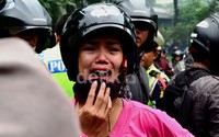 Ibu paruh baya ini hanya bisa menangis. Tak ada yang bisa dilakukan, api melalap habis motor Mio warna merah tahun 2007 miliknya.