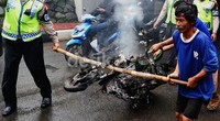 Petugas kemudian datang dan membantu memadamkan. Tapi api telah melalap habis motor itu.