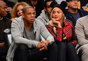 Beyonce Stylish Nonton Basket, Pakai Jaket Karl Lagerfeld Rp 7,6 Juta