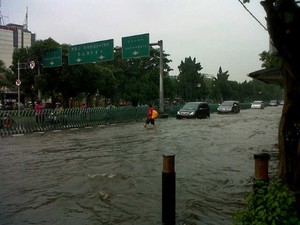 Banjir depan Kantor BPS, PNS Rela Jalan Kaki