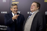 John Goodman, aktor sekaligus pengisi suara ini terlihat bercanda dengan George Clooney. REUTERS/Carlo Allegri.