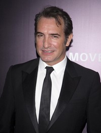 Aktor asal Prancis Jean Dujardin nampak necis dengan setelan jas hitamnya. REUTERS/Carlo Allegri.     