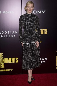 Cate Blanchett berpose di red carpet. REUTERS/Carlo Allegri.