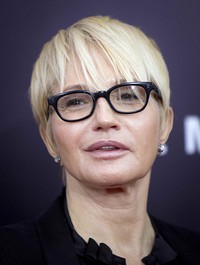 Bintang 'Ocean's Thirteen' Ellen Barkin ikut hadir. REUTERS/Carlo Allegri.