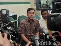 Mengenakan batik berwarna coklat, ia dengan ramah menyapa wartawan. Noel/detikHOT.