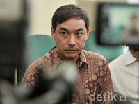 Setelah absen di sidang perdana, Jusuf Subrata akhirnya hadir di sidang cerai kali ini. Noel/detikHOT.