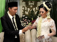 Pria yang akrab disapa Rindra itu meminang Aida dengan mas kawin cincin berlian seberat 11,7 gram. Akew/detikHOT.