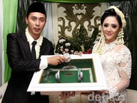 Uang yang dibentuk seperti headphone senilai Rp 522.014 juga termasuk mas kawin Rindra dan Aida. Akew/detikHOT.