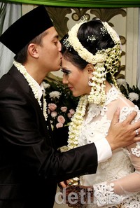 Rindra mengecup kening Aida. Akew/detikHOT.