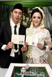 Rindra nampak gagah dengan setelan jas hitam dan Aida cantik dibalut kebaya putih. Akew/detikHOT.
