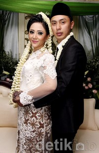 Rindra dan Aida resmi menjadi pasangan suami dan istri. Akew/detikHOT.