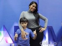 Avi langsung berpose ketika fotografer mengabadikan gambarnya. Asep/detikHOT.