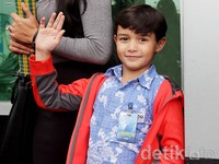 Avi melambai ke kamera. Asep/detikHOT.