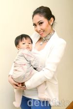 Ayu Dewi dan si Kecil Aqila