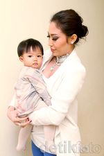 Ayu Dewi dan si Kecil Aqila