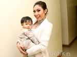Ayu Dewi dan si Kecil Aqila