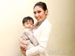 Ayu Dewi dan si Kecil Aqila